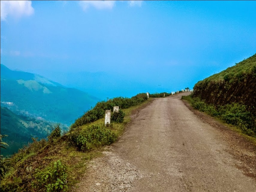 On the Way to Mullayyanagiri Peak On the Way to Mullayyanagiri Peak