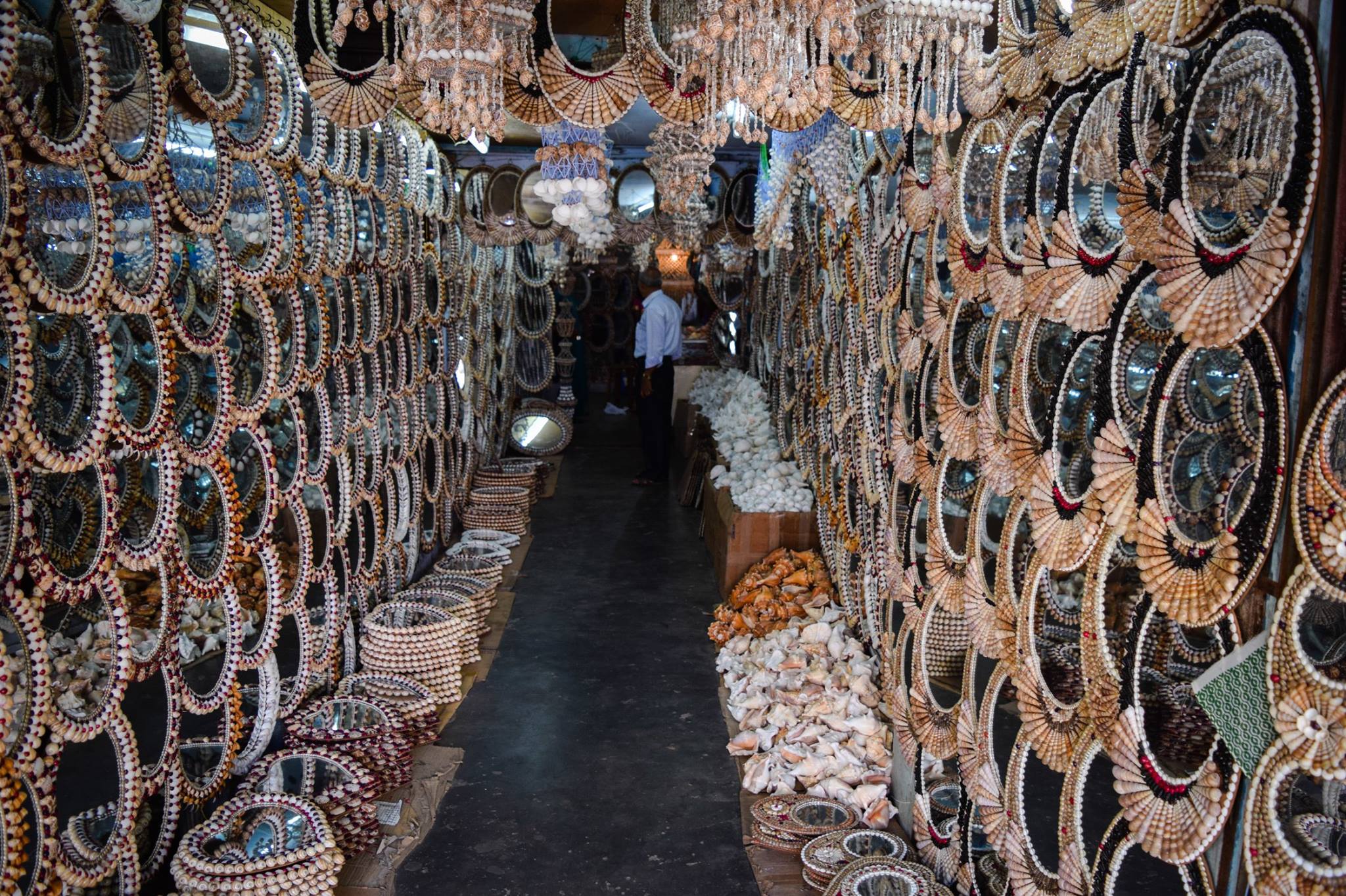 Shop selling shell handicrafts Shop selling shell handicrafts